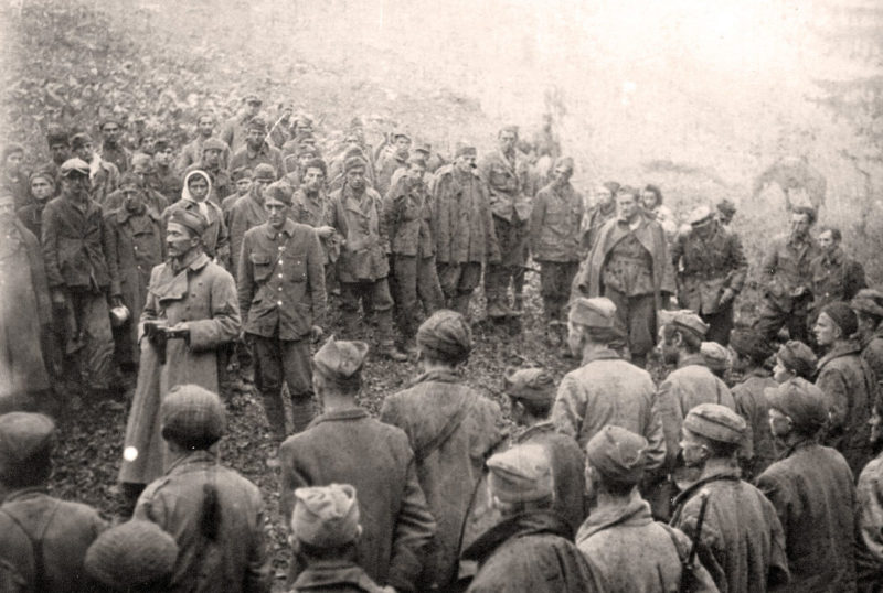 Командир 1-й Пролетарской бригады Данило Лекич с бойцами. Июнь 1943 г.