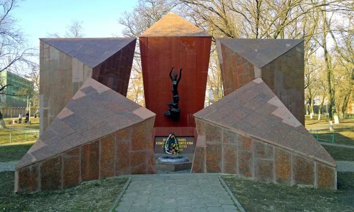 Памятник комбайностроителям, погибшим в годы войны. Архитектор - А. Я. Рудов.