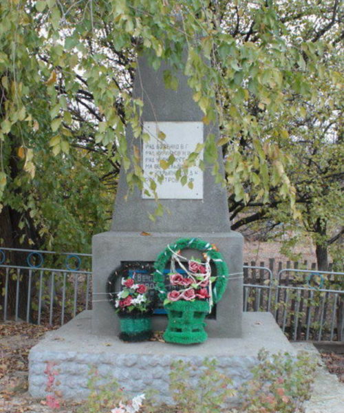 х. Черкасский Цимлянского р-на. Братская могила, в которой захоронено 5 воинов, погибших в январе 1943 года при освобождении хутора от немецко-фашистских захватчиков.