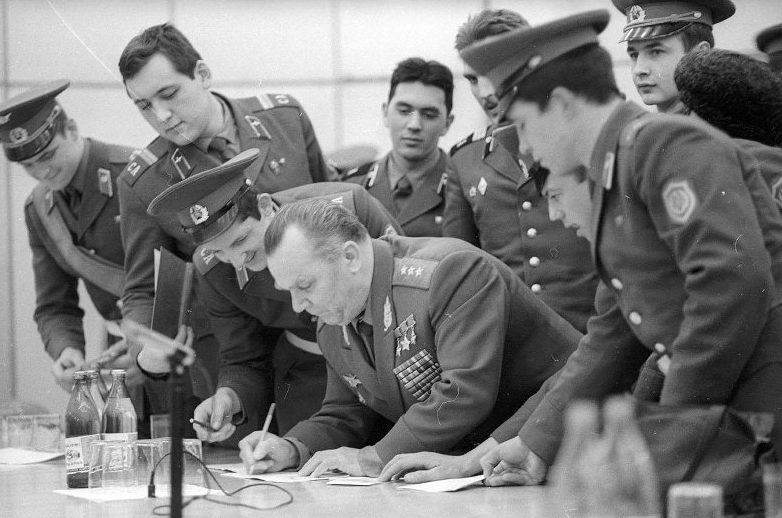 Генерал-полковник авиации Кожедуб на встрече с воинами. 1978 г.