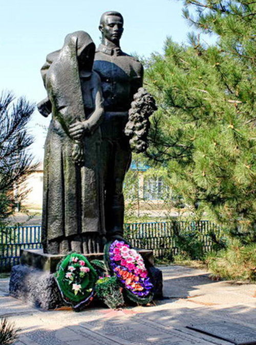 х. Пролетарский Орловского р-на. Памятник, установленный на братской могиле, в которой похоронено 33 советских воина, погибших в январе 1943 года при освобождении хутора.