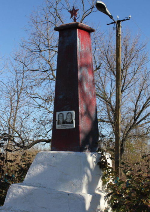 Памятник 2-м мирным жителям, расстрелянным фашистами в 1942 г.