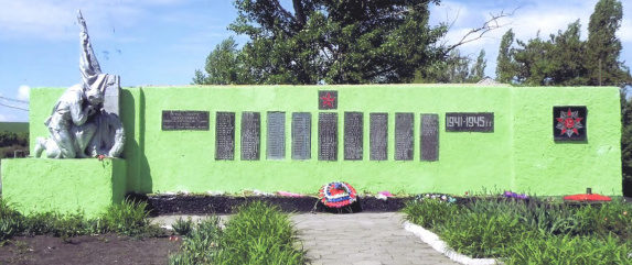 сл. Анно-Ребриковская Чертковского р-на. Памятник был установлен в 1979 году на братской могиле, в которой похоронено 512 советских воинов.