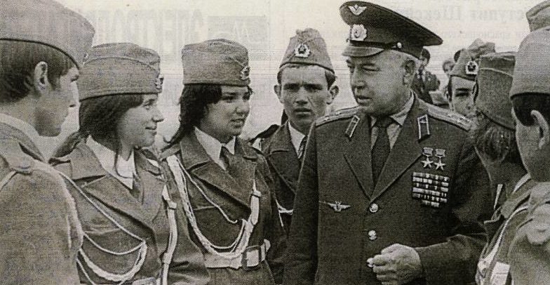 Гареев среди воспитанников ДОСААФ. 1977 г.