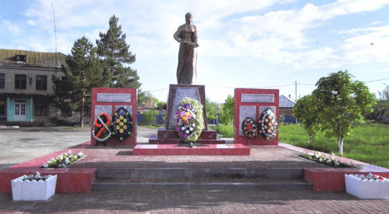 с. Кутейниково Чертковского р-н. Памятник, установленный в 1957 году в честь погибших советских воинов. 