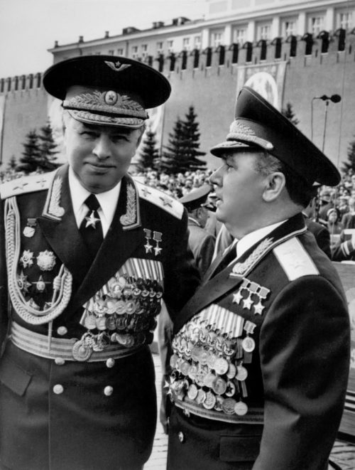 Иван Кожедуб (справа) и дважды Герой Советского Союза Николай Скоморохов на Красной площади. 1985 г.