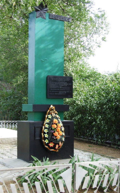 х. Романовский Орловского р-на. Братская могила, в которой похоронено 338 советских воинов, погибших в январе 1943 года.