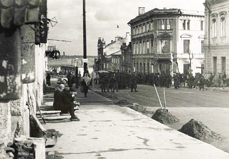 Улицы города в оккупации. 1943 г. 