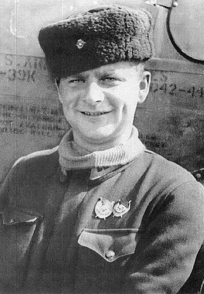 Дмитрий Глинка у самолета. Кубань, 1943 г. 