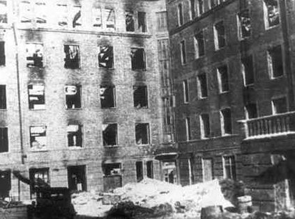 Разрушенный город. 1943 г. 