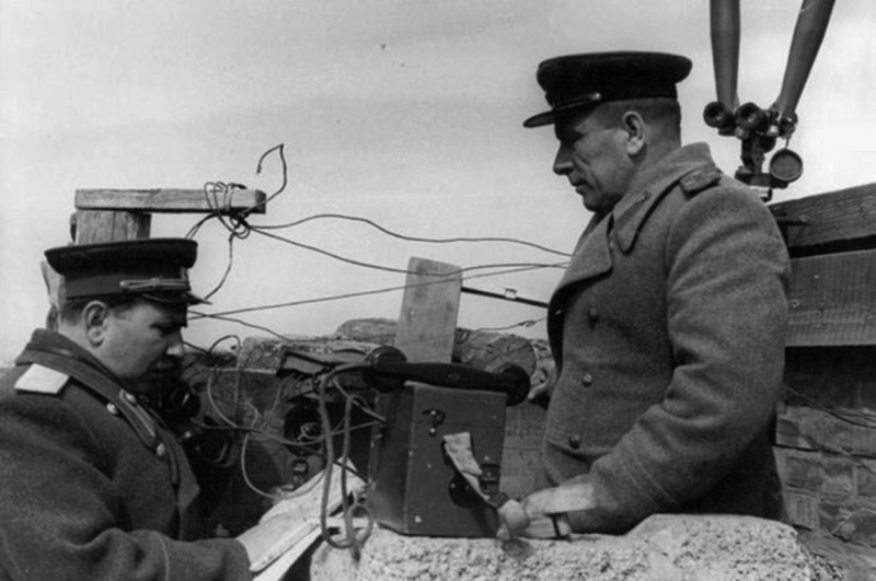 Генерал-майор Козак и полковник Елецков на наблюдательном пункте в Австрии. 1945 г. 