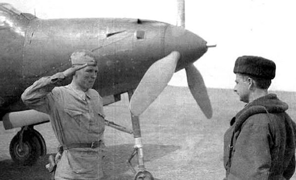 Техник докладывает о подготовке к вылету «Аэрокобры» Дмитрия Глинки. 1943 г. 