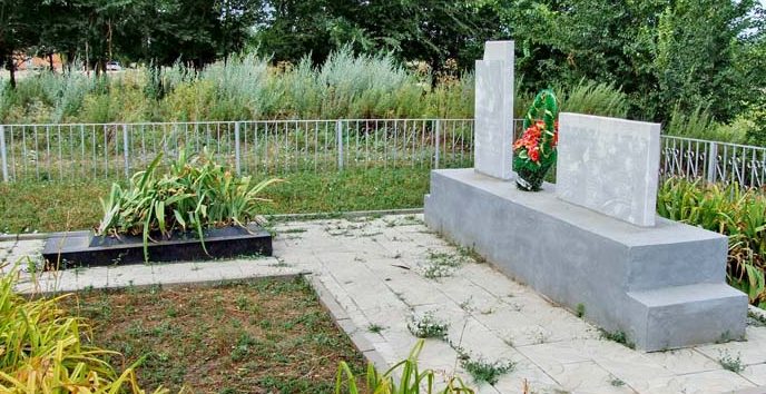 х. Шалгаков Орловского р-на. Мемориал, установленный в 1950 году на братской могиле, в которой похоронен 21 советский воин. 
