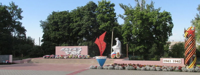 п. Чертково. Мемориал и скульптура «Скорбящей Матери», установлены в 1967 году на братской могиле, в которой похоронено 1 457 воинов.