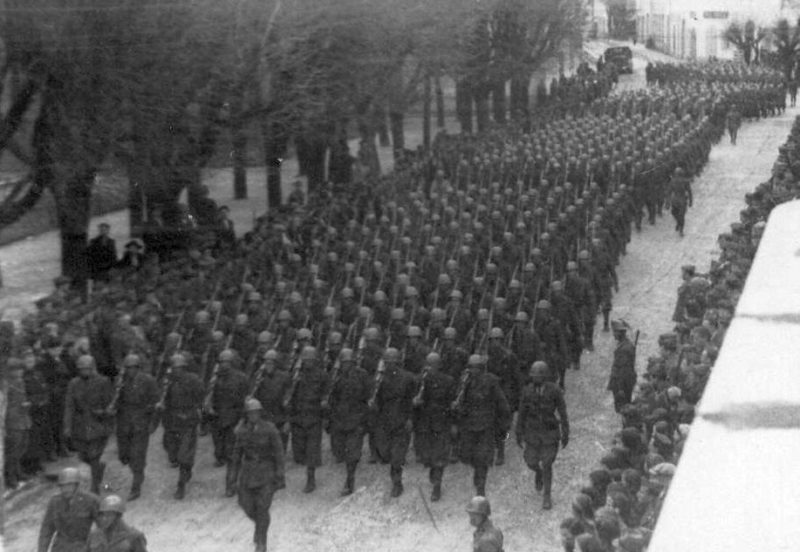 Парад итальянской армии в Госпиче. 1943 г.