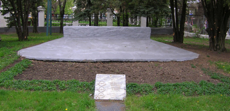г. Таганрог. Братская могила, в которой похоронены: полковник С.Д. Зарайский, подполковник С.Н. Масин, гвардии-капитан И.Г. Ерошкин.