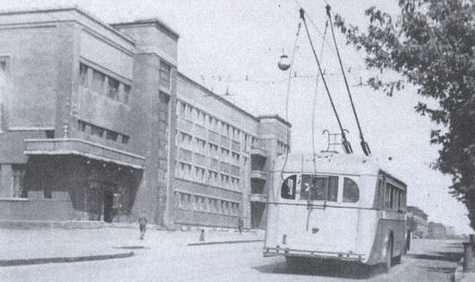Вновь пущен троллейбус. 1944 г. 