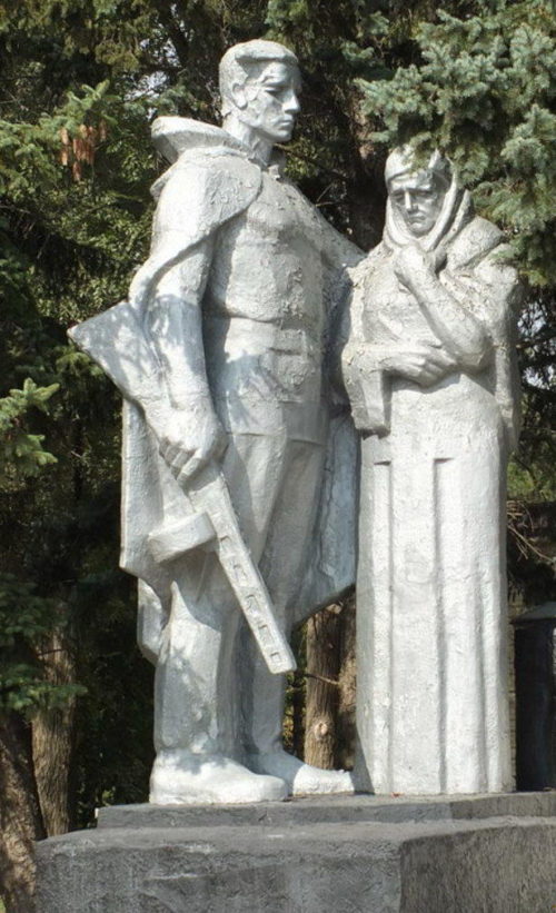 Скульптурный памятник на мемориале.