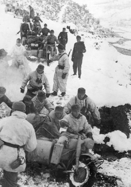 Мотоциклисты горной дивизии СС «Принц Ойген» в боснийских горах. Декабрь 1943 г.