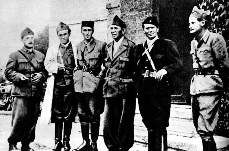 Маршал Броз Тито (второй справа) среди офицеров. 1943 г.