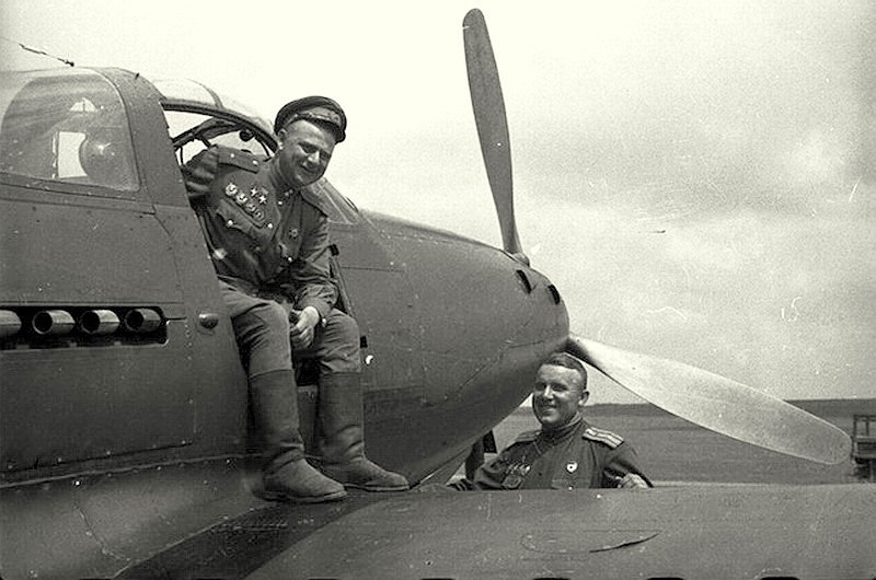 Дважды Герой Советского Союза и его брат Герой Советского Союза Борис Глинка. 1943 г. 