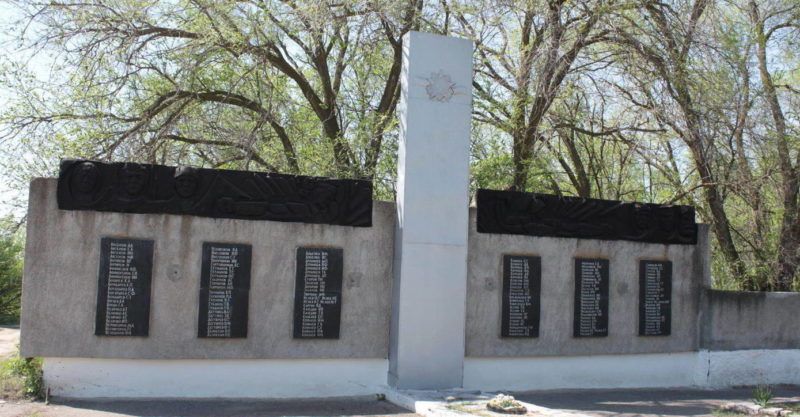 х. Нижнепетровский Милютинского р-на. Памятник, установленный на братской могиле, в которой похоронено 19 советских воинов.