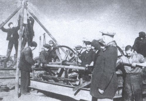 Монтаж электроподъемника на восстанавливаемой шахте. 1944 г. 