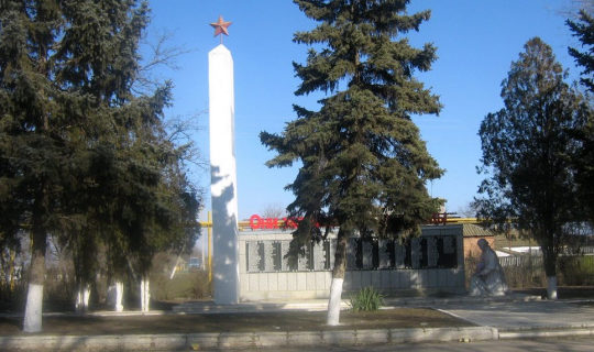 с. Жуковское Песчанокопского р-на. Памятник односельчанам, установленный 1960 году.