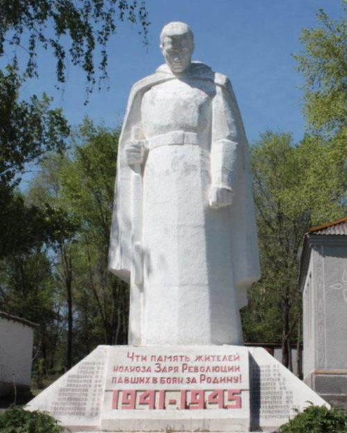 х. Николовка Милютинского р-на. Памятник, установленный на братской могиле, в которой похоронено 8 советских воинов.