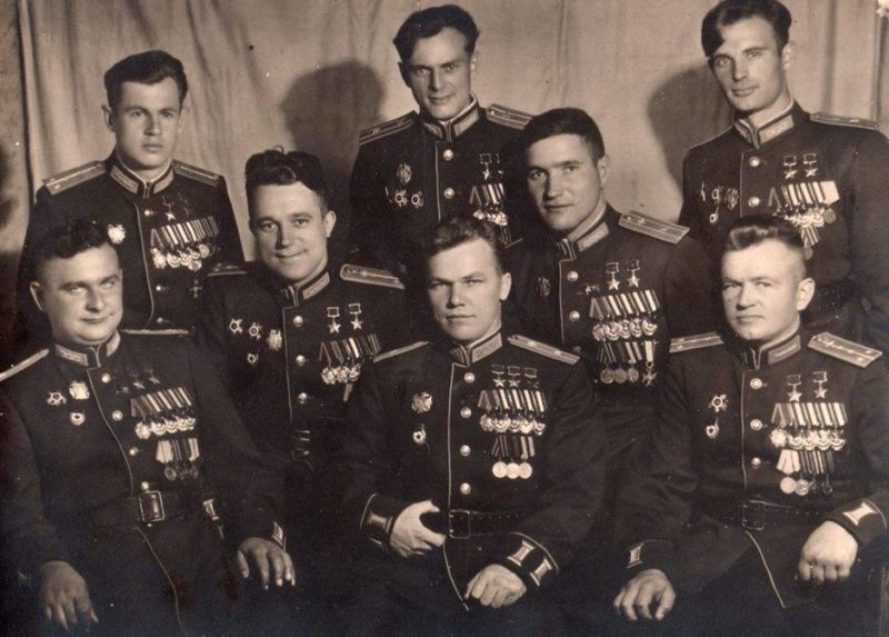 1-й ряд слева направо: Д.Б.Глинка, И.Н. Кожедуб, П. Я. Головачев. 2-й ряд: В.И. Попков, А.Е. Боровых. 3-й ряд: А. Н. Ефимов, А. К. Недбайло, В.И. Мыхлик. 1945 г.
