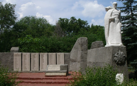 х. Новодмитриевский Милютинского р-на. Памятник, установленный в 1988 году в честь погибших воинов при освобождении Милютинского района.