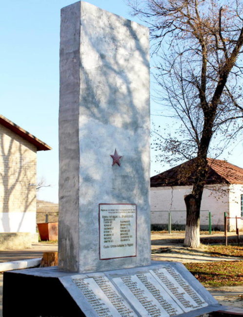 х. Орлов Милютинского р-на. Памятник, установленный на братской могиле, в которой захоронено 192 воина, погибших при освобождении хутора в декабре 1942 года.