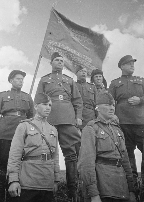 Генерал-майор Кравченко у развернутого знамени. 1943 г. 