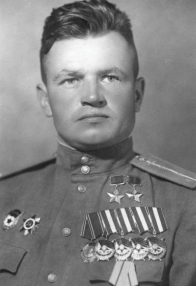 Дважды Герой Советского Союза капитан Головачев. 1945 г.