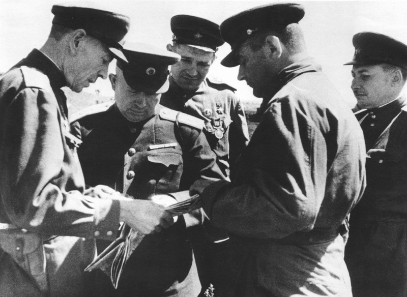 Генералы: П.В. Лагутин, Н.С. Хрущев и А.Г. Кравченко у карты на Курской дуге. 1943 г.