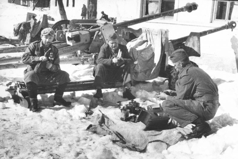 Партизанские оружейники в деревне Гацко. 1944 г. 
