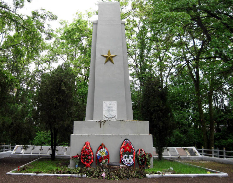г. Таганрог. Братские могилы советских воинов на старом кладбище.