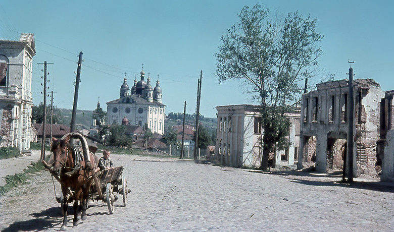 Улицы города в оккупации. 1943 г. 
