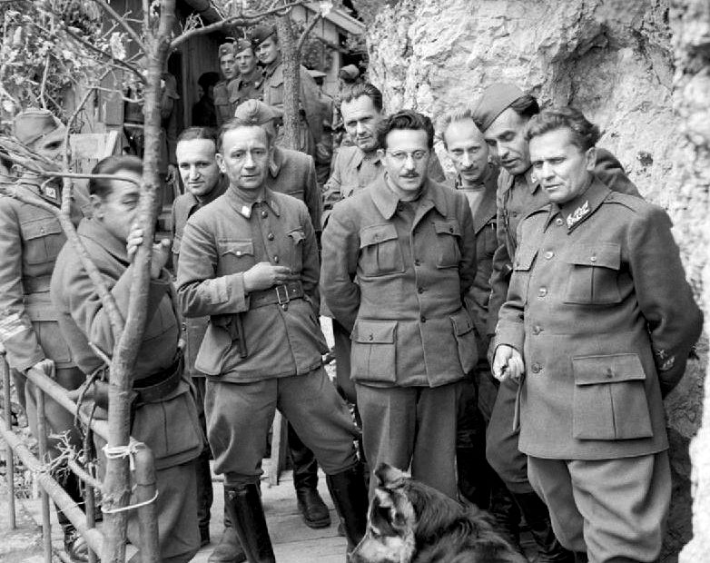 Маршал Тито (справа) среди офицеров. Май 1944 г.