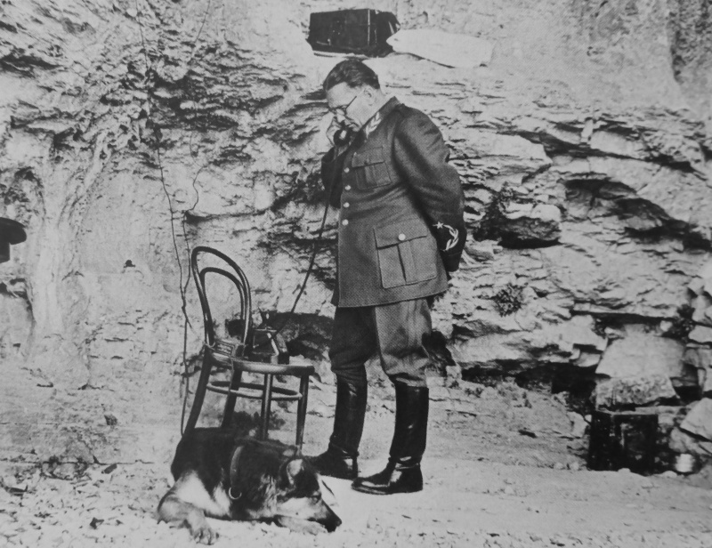 Броз Тито с телефоном в пещере Верховного штаба НОАЮ вблизи города Дрвар. 1944 г. 