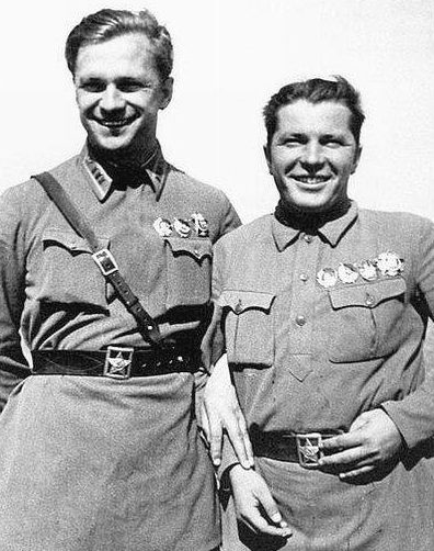 Полковник А.Гусев и командир 22-го ИАП майор Г.Кравченко. 1939 г.
