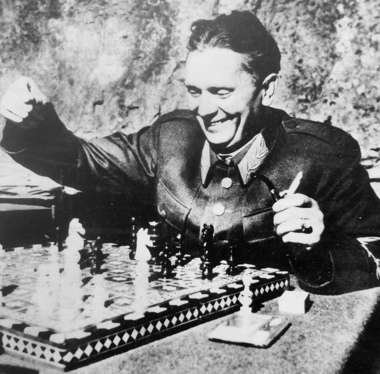 Броз Тито за шахматной доской. 1944 г. 