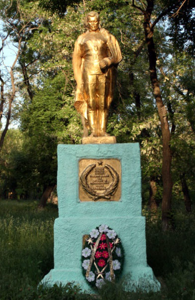 г. Шахты. Памятник советским воинам, установленный у входа в здание Артемовского музея. 