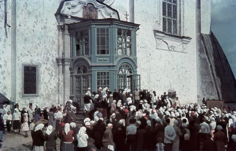 Прихожане возле церкви. Июль 1943 г.