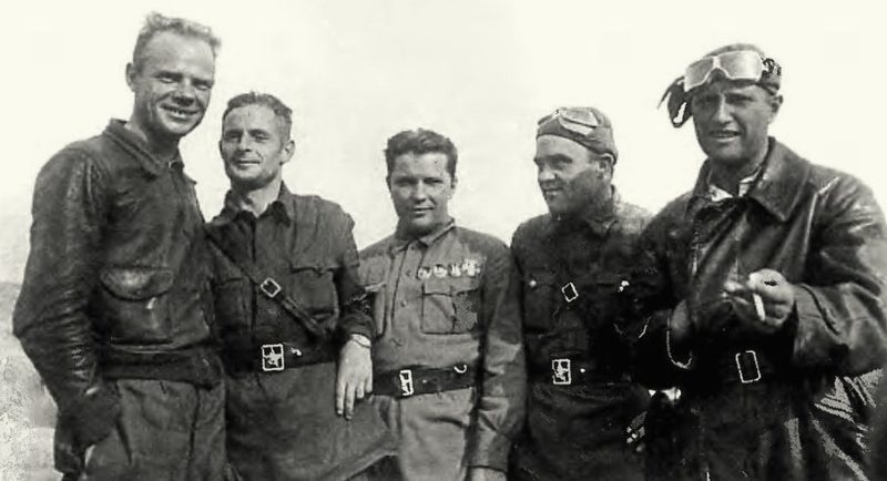 Кравченко среди летчиков-героев Халхин-Гола. 1939 г.