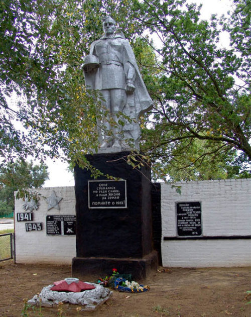 х. Степано-Савченский Милютинского р-на. Памятник, установленный на братской могиле, в которой похоронено 14 воинов, погибших при освобождении хутора в декабре 1942 года.