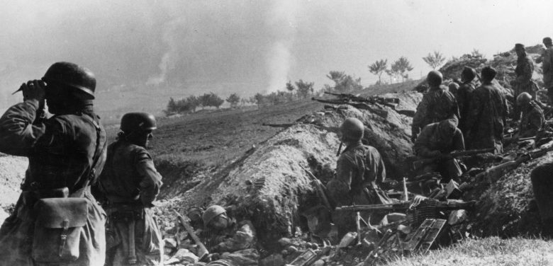 Парашютисты 500-го парашютного батальона СС в районе города Дрвар во время «охоты» за Броз Тито. Июнь 1944 г.
