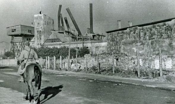 Красноармейцы входят в город. Сентябрь 1943 г. 