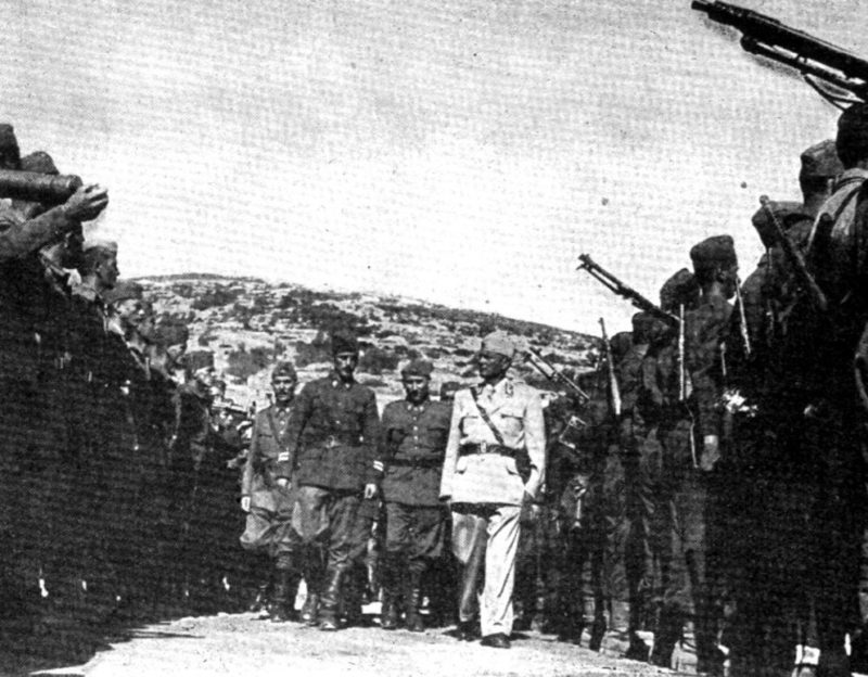 Маршал Тито на смотре далматинской бригады у Висе. Лето 1944 г.