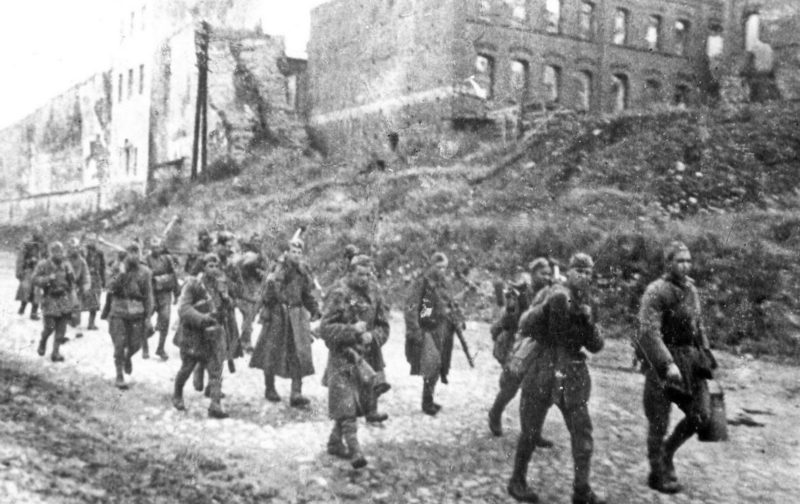 Красноармейцы входят в город. Сентябрь 1943 г.